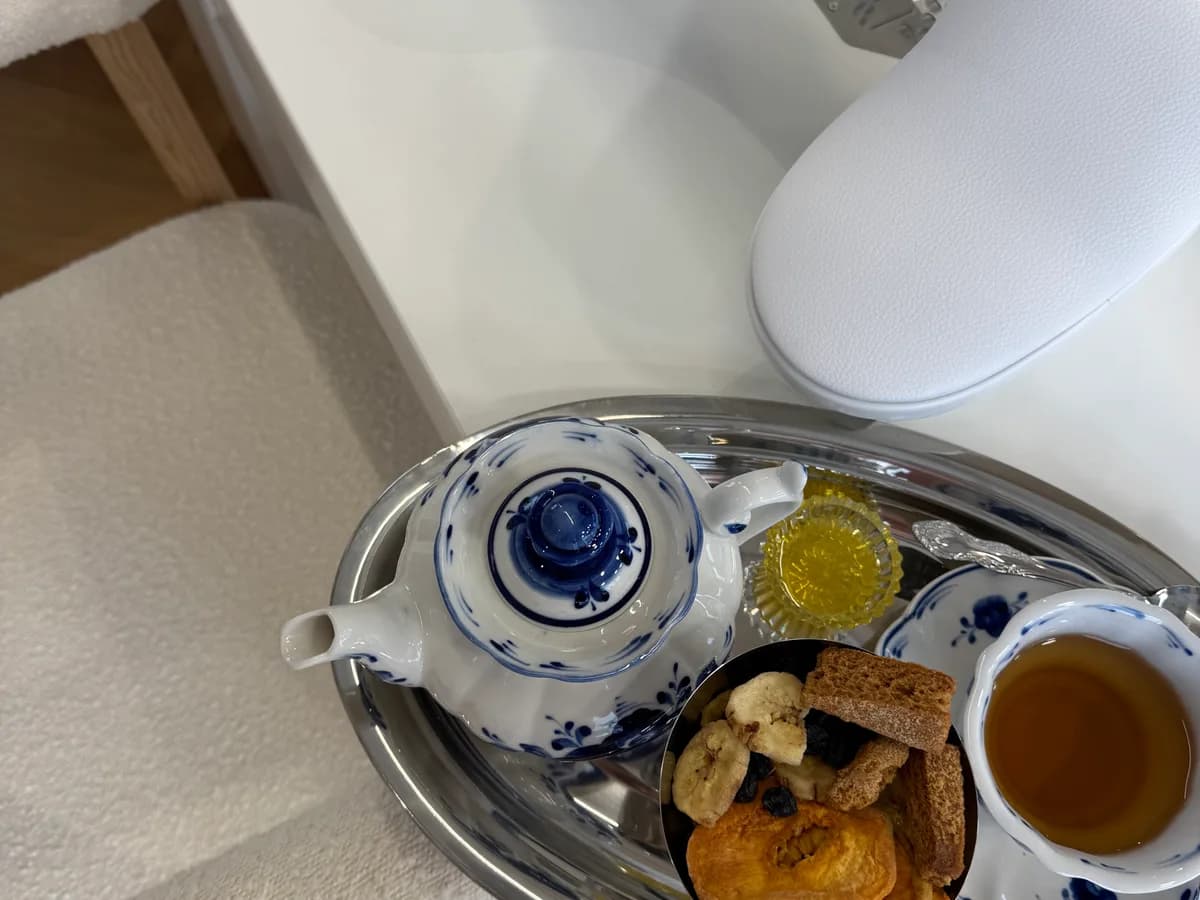 Комплименты — чай и выпечка